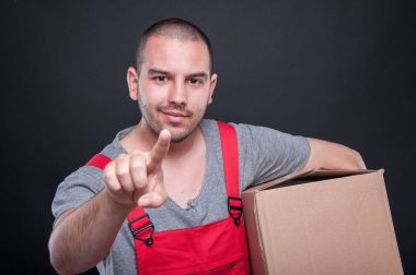 Taşıyıcı adam kutusunu el dokunmatik holding