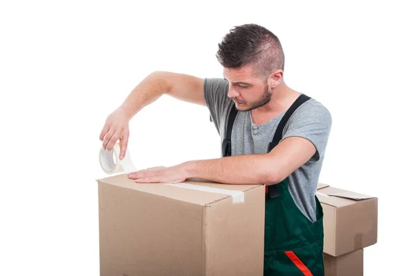 Mover ragazzo utilizzando nastro adesivo su scatola di cartone — Foto Stock