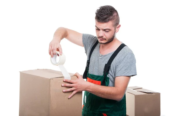 Mover ragazzo utilizzando nastro adesivo su scatola di cartone — Foto Stock