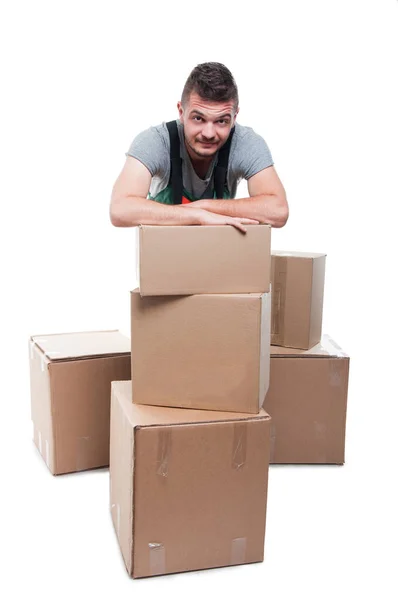 Mover homem posando atrás de caixas de papelão — Fotografia de Stock