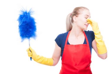 Burnunu pinching genç temizlik hizmetçi 