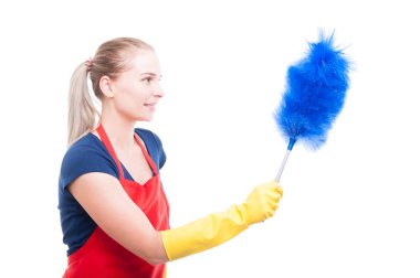 Bayan hizmetçi ev işleri yaparak yan görünüm