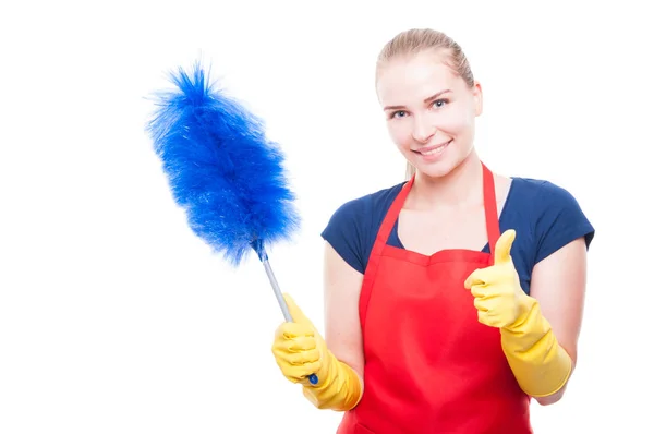 Empregada feminina com limpador de pó colorido — Fotografia de Stock