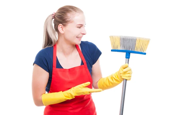 Limpiadora bastante femenina mostrando su escoba — Foto de Stock