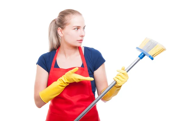 Sério limpador senhora segurando sua vassoura — Fotografia de Stock