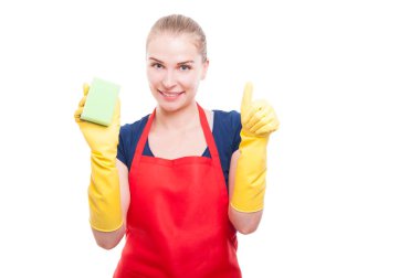 Pozitif temizlikçi kadın holding sünger