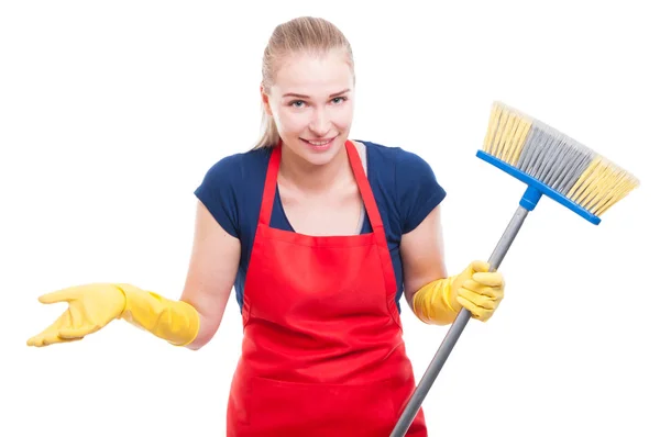 Feliz ama de casa con escoba barriendo la casa —  Fotos de Stock