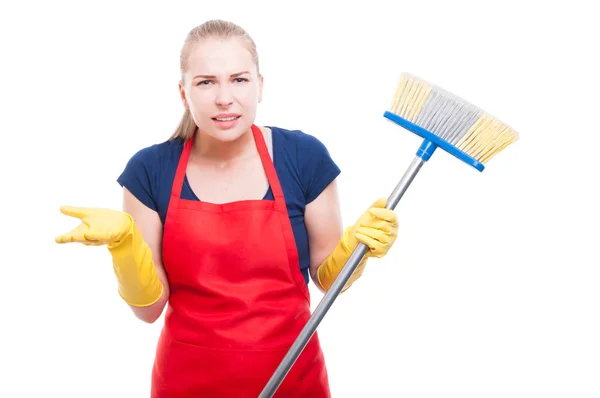 Senhora limpeza irritado com vassoura — Fotografia de Stock