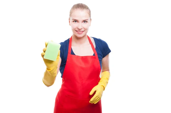 Vrolijke Kaukasische schoonmaakster permanent en houden van spons — Stockfoto