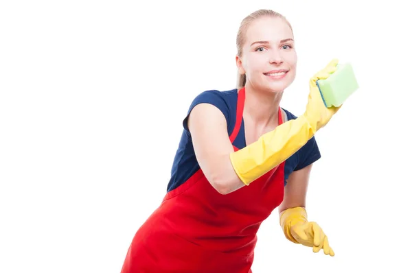 Jovem dona de casa com esponja de limpeza da casa — Fotografia de Stock