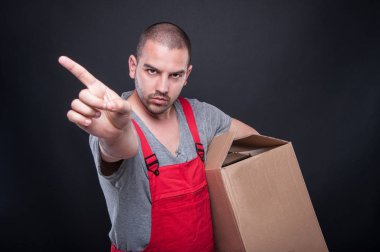 Hiçbir hareketi gösteren kutusu tutarak sinirli taşıyıcı adam