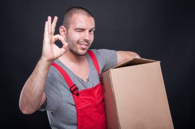 Mutlu taşıyıcı adam kutusu gösteren iyi jest holding