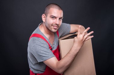 Taşıyıcı adam kutusu gösteren dört numaralı holding