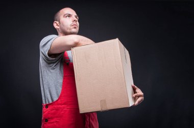 Taşıyıcı adam ararken kutusu tutarak düşük açılı