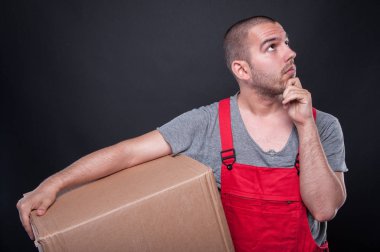 Kutu düşünme hakkında bir şey tutan taşıyıcı adam