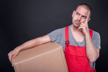 Kutu düşünme hakkında bir şey tutan taşıyıcı adam