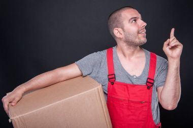 İyi fikir kaldırılma kutusu tutan taşıyıcı adam