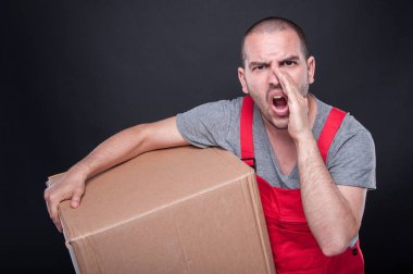 Kutusu tutarak ve çığlık taşıyıcı adam