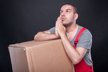 Kutu dua hareketi yapma tutan taşıyıcı adam