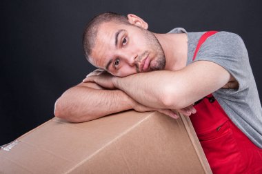 Taşıyıcı adam yorgun görünümlü sille döşeme