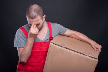 Baş ağrısı olan kutusunu tutan taşıyıcı adam