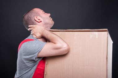 Boyun ağrısı olan kutusunu tutan taşıyıcı adam