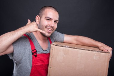 Taşıyıcı adam kutusu gösteren arama beni tutan gülümseyerek