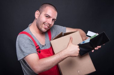 Kutu para ve kart tutan mutlu taşıyıcı adam