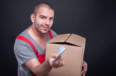 Biraz para gösteren kutusu tutan taşıyıcı adam