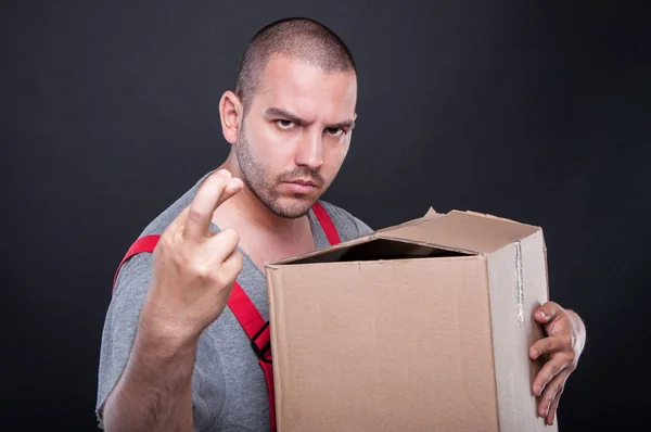 Чоловік тримає коробку, що мучить нещастя з перехрещеними пальцями — стокове фото