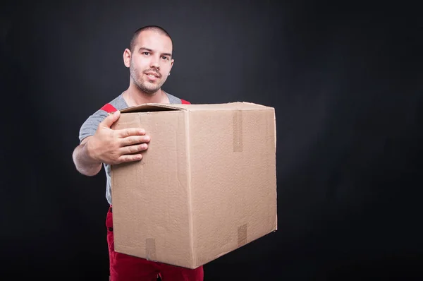 Smiling mover man holding big cardboard box — Stock Photo, Image