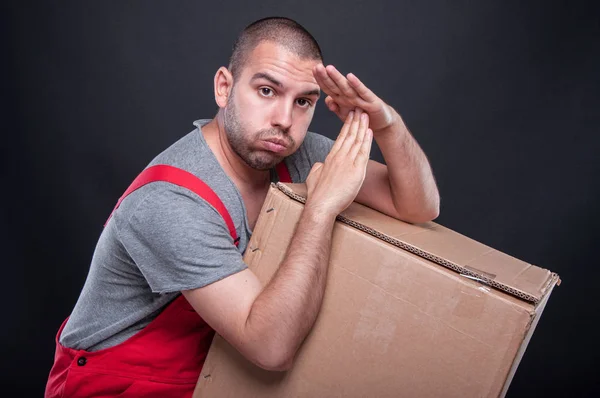Mover uomo holding box facendo tempo fuori gesto — Foto Stock