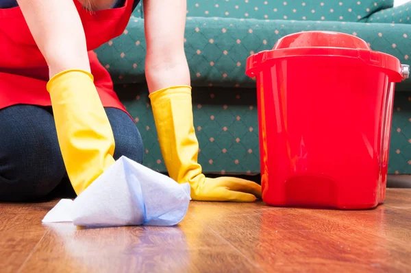 Fecho da mulher lavando o chão em casa — Fotografia de Stock