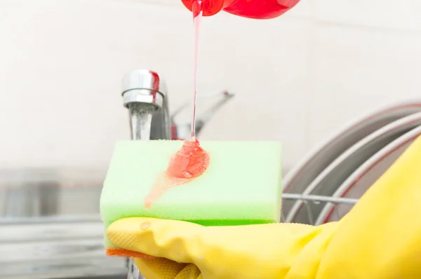 Fechar a esponja de limpeza e o frasco de detergente — Fotografia de Stock