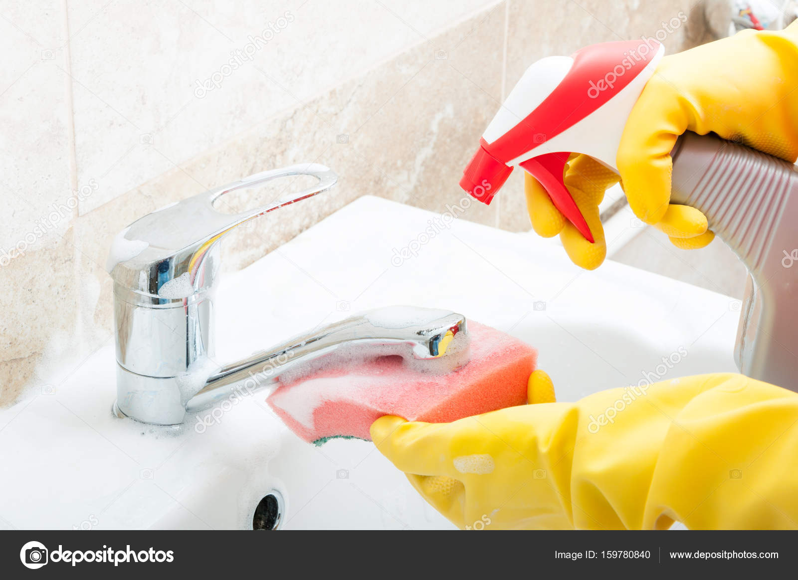 La donna passa la pulizia del bagno lavandino — foto stock ... Pulizia del bagno
