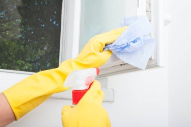 Bez tutarak ve pencere silerek el