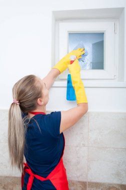 Kadın banyo penceresi sprey Temizleme ile silme
