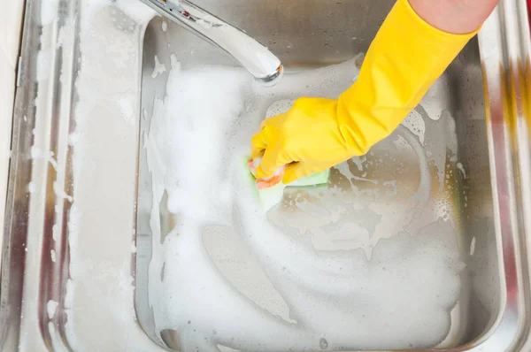 Pembantu atau ibu rumah tangga membersihkan rumah — Stok Foto