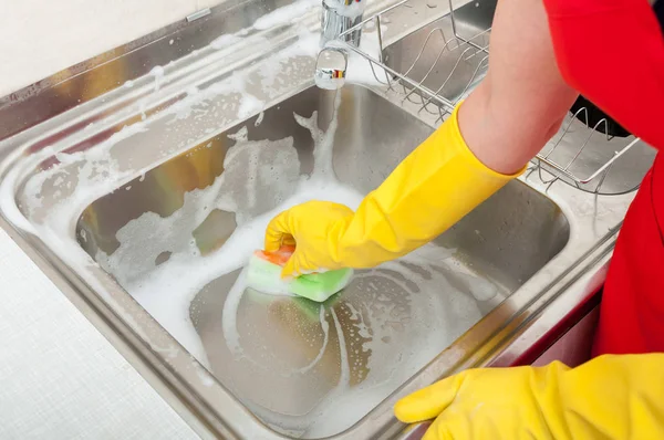 Penutup wanita membersihkan dapur di rumah — Stok Foto