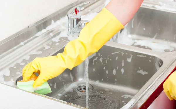 Dona de casa está limpando pia de cozinha em close-up — Fotografia de Stock