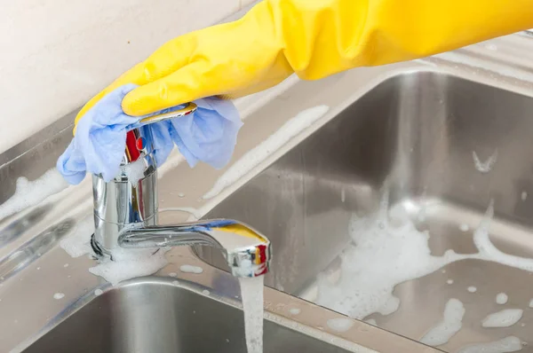 ぼろきれと台所の流しを拭く女性のクローズ アップ — ストック写真