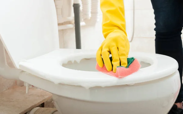 Mulher limpa o banheiro — Fotografia de Stock