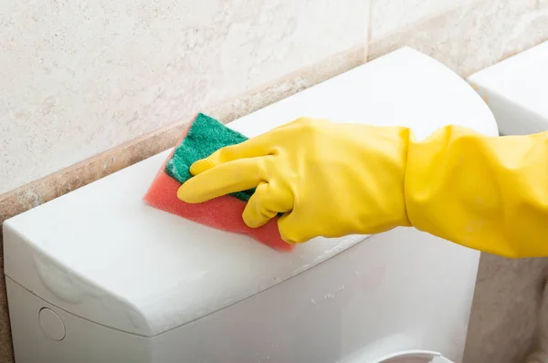 Limpiador femenino limpiando el inodoro con esponja — Foto de Stock