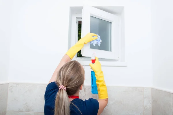 若い女性の家に小さな窓を拭く — ストック写真