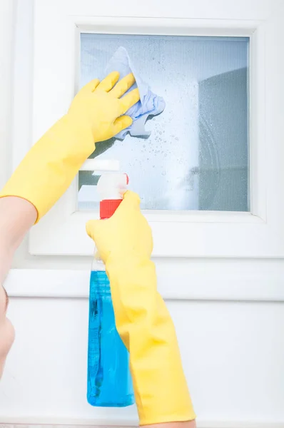 Close-up van vrouwelijke doen klusjes thuis — Stockfoto