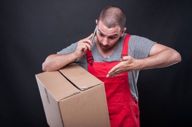 Açıklama o telefon vererek kutusu tutan taşıyıcı adam