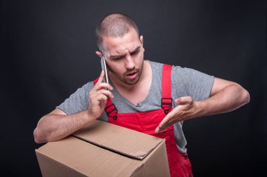 Taşıyıcı adam telefonda karışık seyir kutusu holding