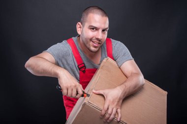 Kesici alet ile açma kutusunu tutan taşıyıcı adam