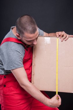 Taşıyıcı adam bant ile ölçme kutusu