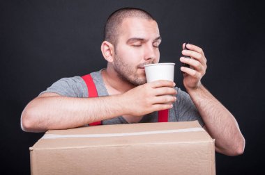 Taşıyıcı adam bir molası kahve kokulu